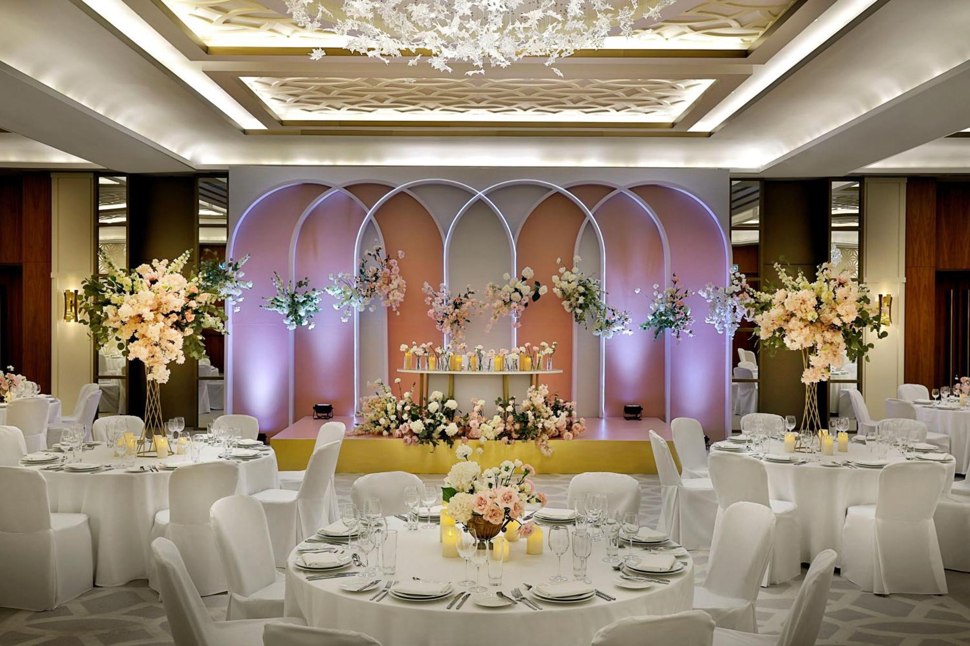 Sheraton Astana Hotel Exterior foto Wedding reception at the Mandarin Oriental, Tokyo