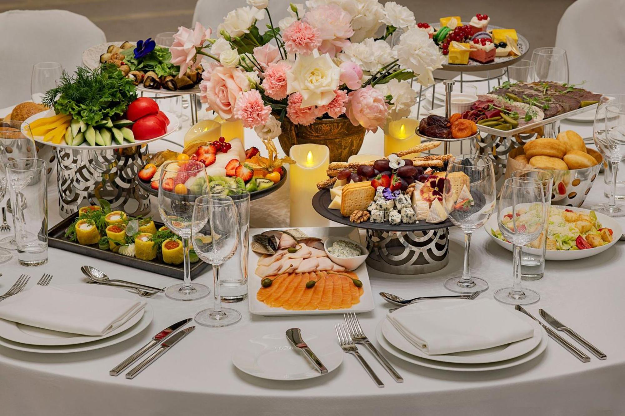 Sheraton Astana Hotel Exterior foto A table set for a wedding reception