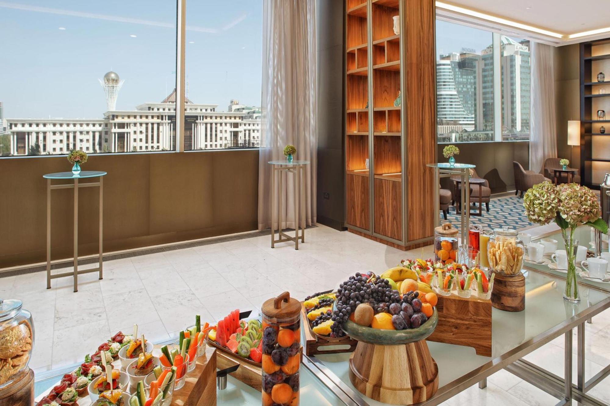 Sheraton Astana Hotel Exterior foto The Club at The Westin Mumbai