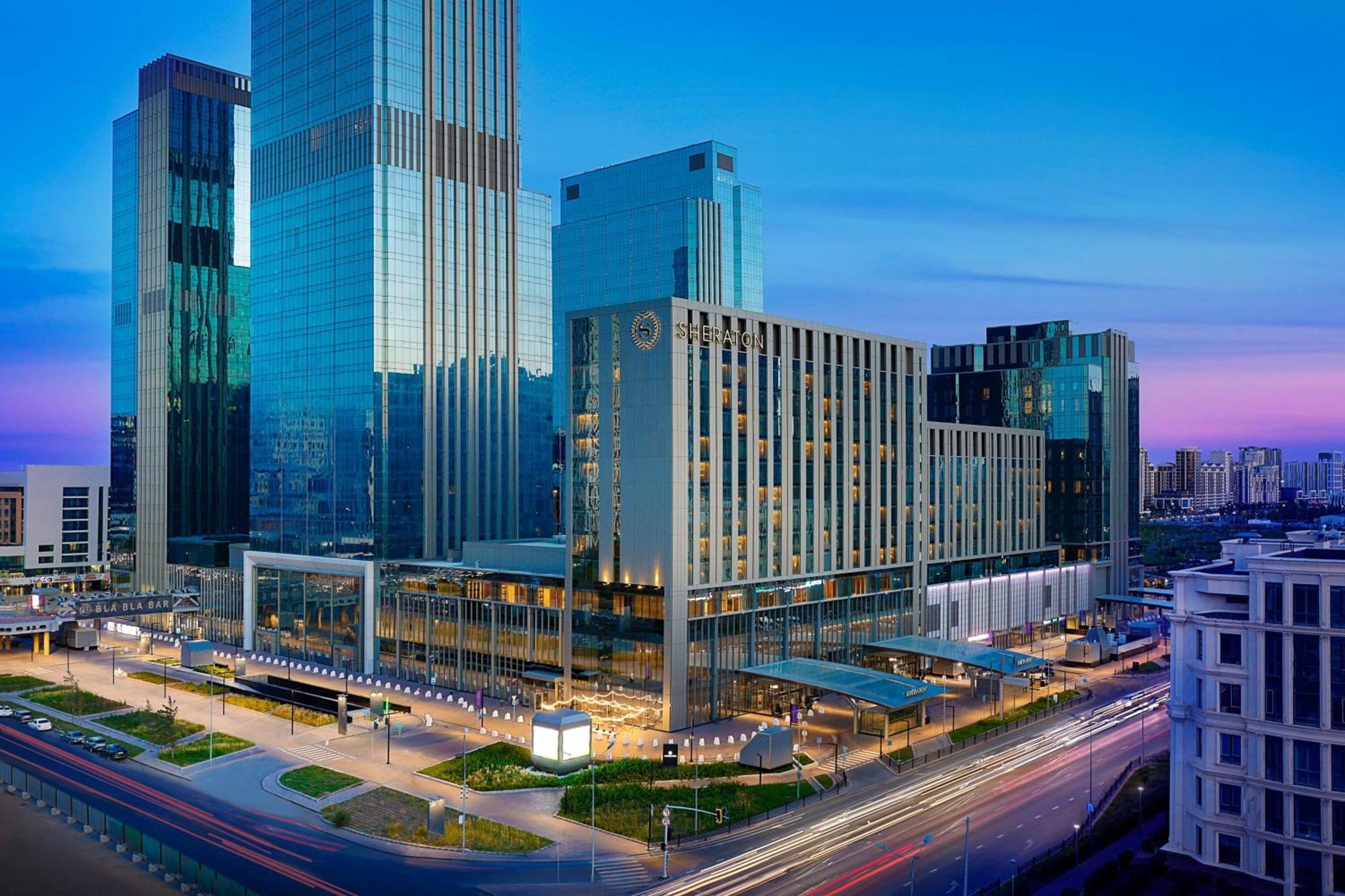 Sheraton Astana Hotel Exterior foto The complex at night
