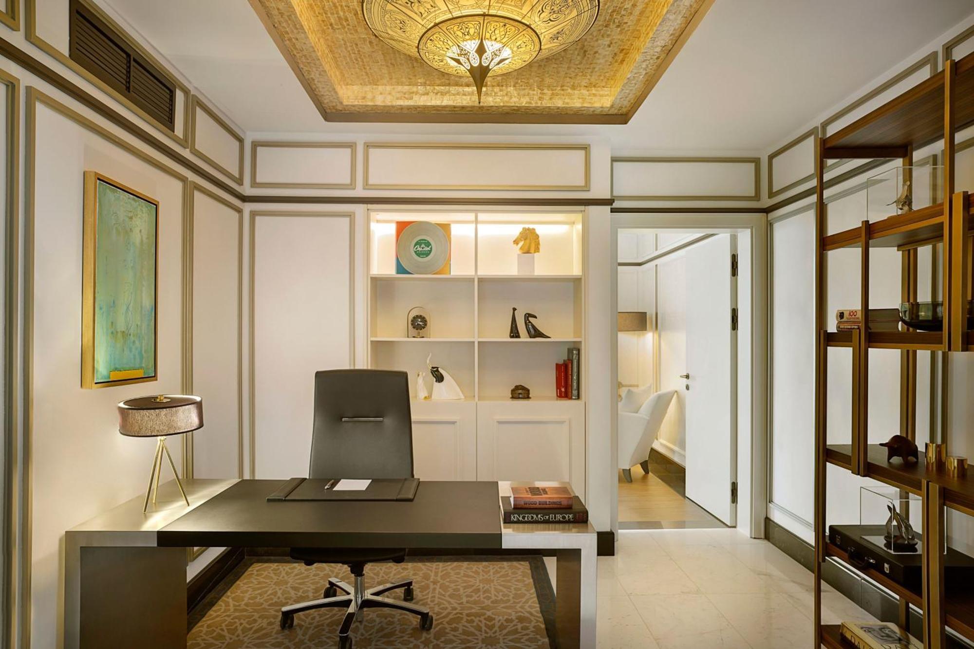 Sheraton Astana Hotel Exterior foto A private office at the Mandarin Oriental, Jakarta
