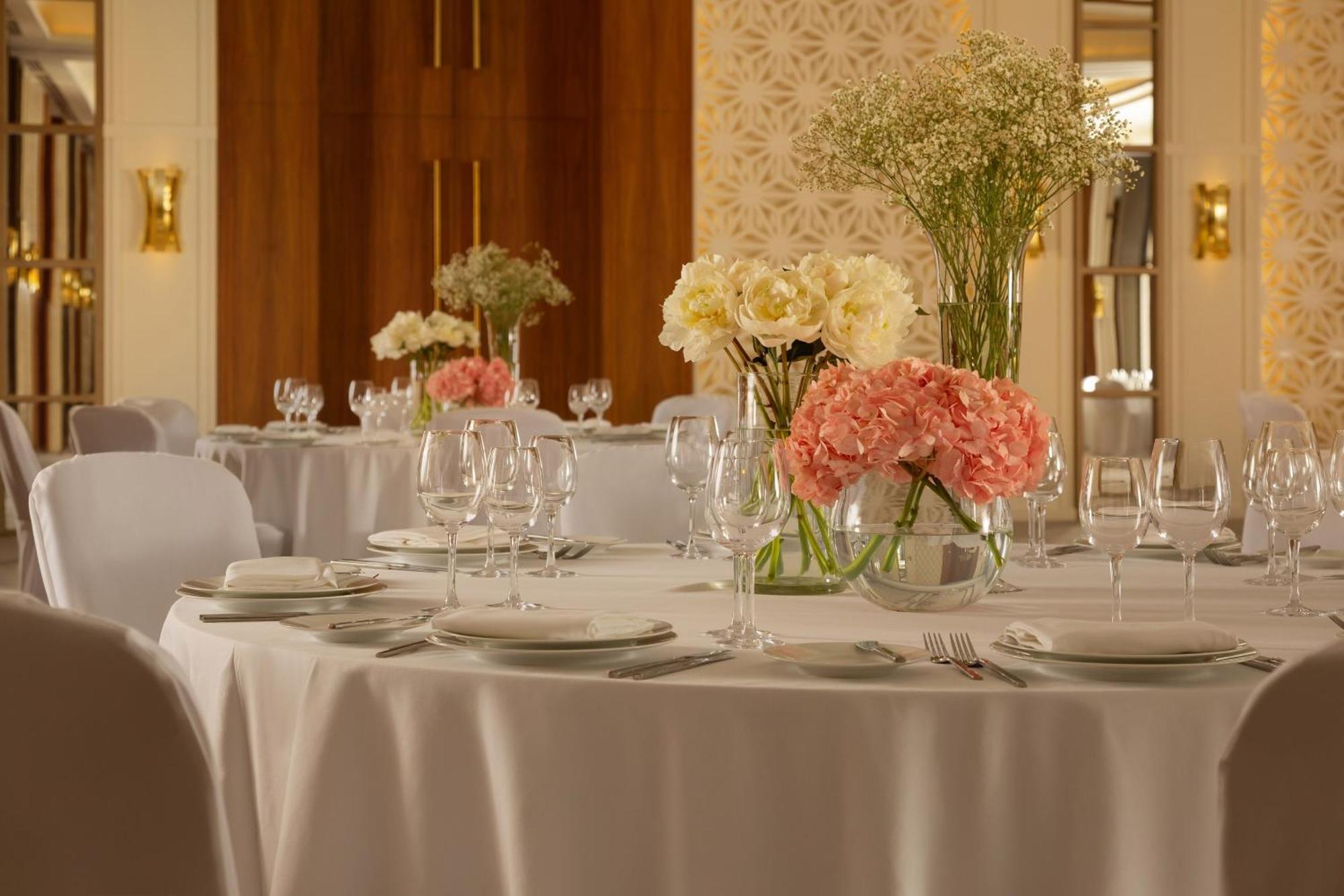 Sheraton Astana Hotel Exterior foto A table set for a formal dinner