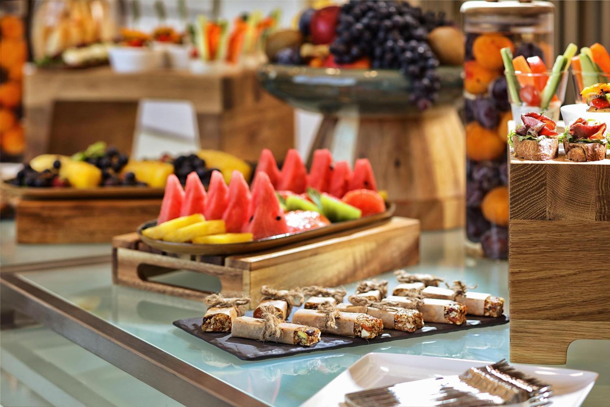 Sheraton Astana Hotel Exterior foto A buffet at a hotel