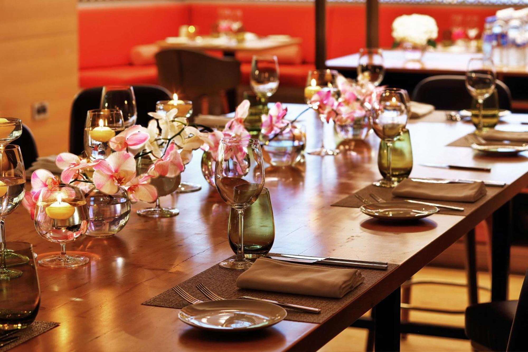 Sheraton Astana Hotel Exterior foto A table set for a meal