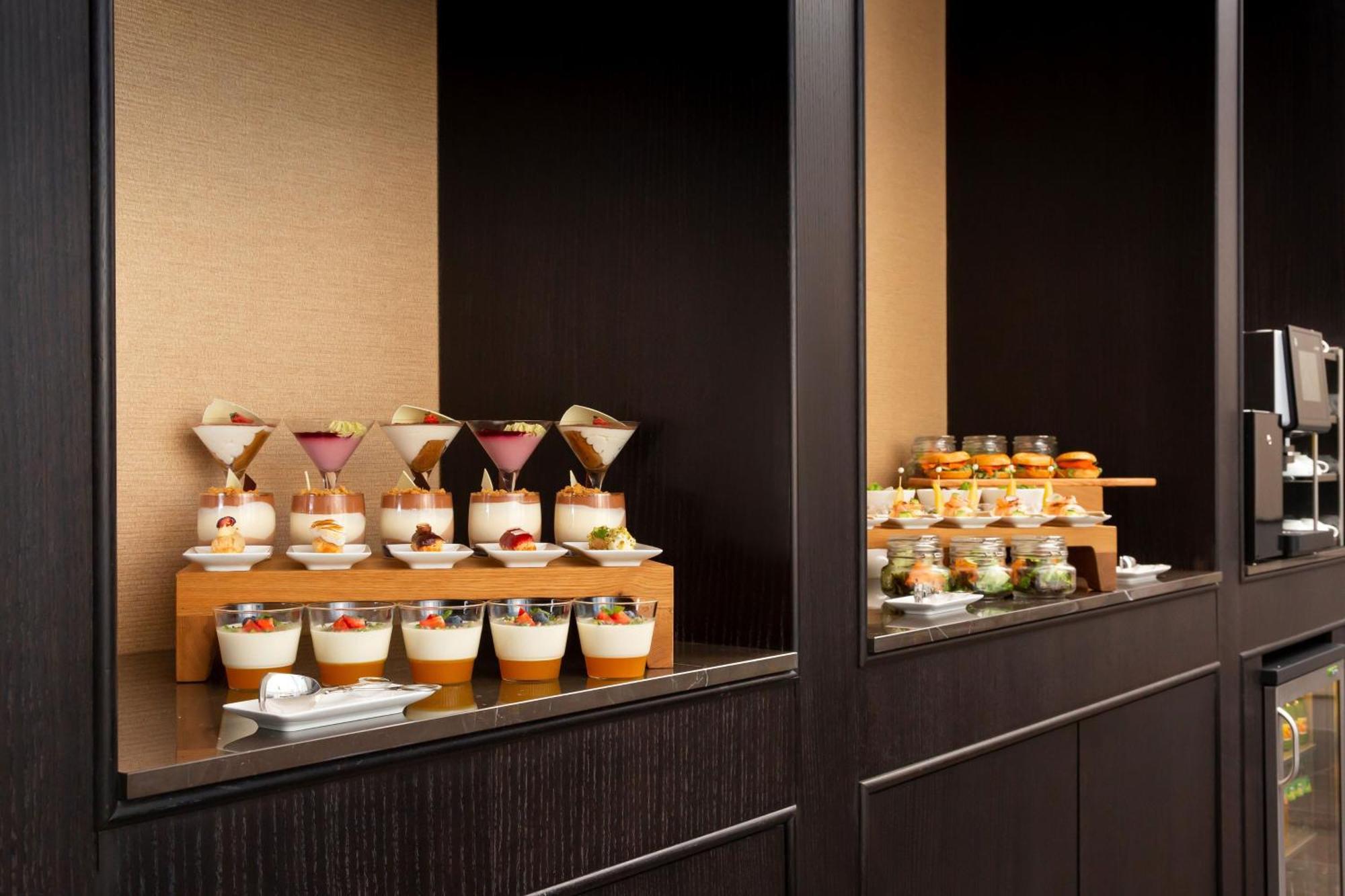 Sheraton Astana Hotel Exterior foto A dessert buffet
