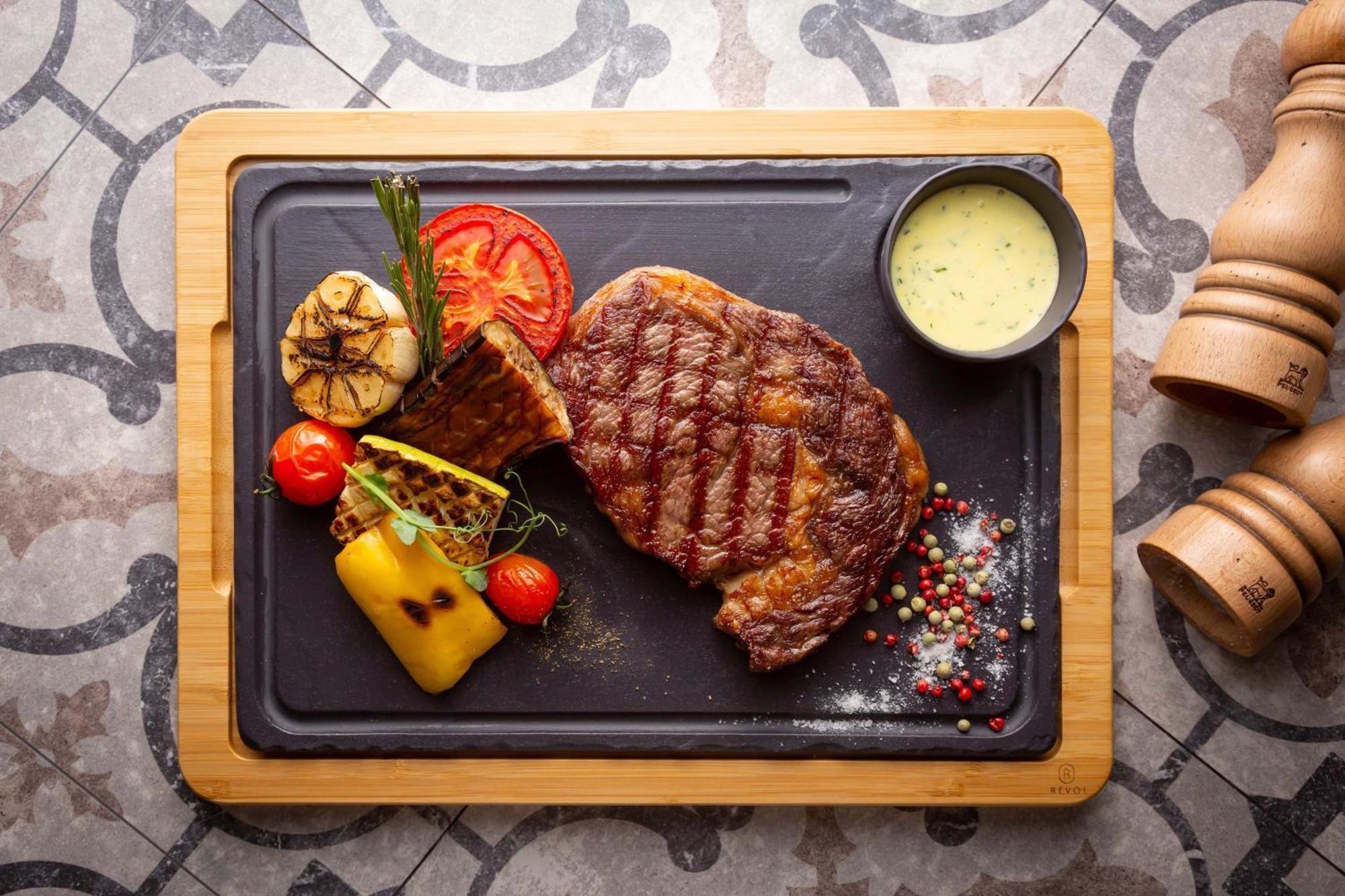 Sheraton Astana Hotel Exterior foto A steak