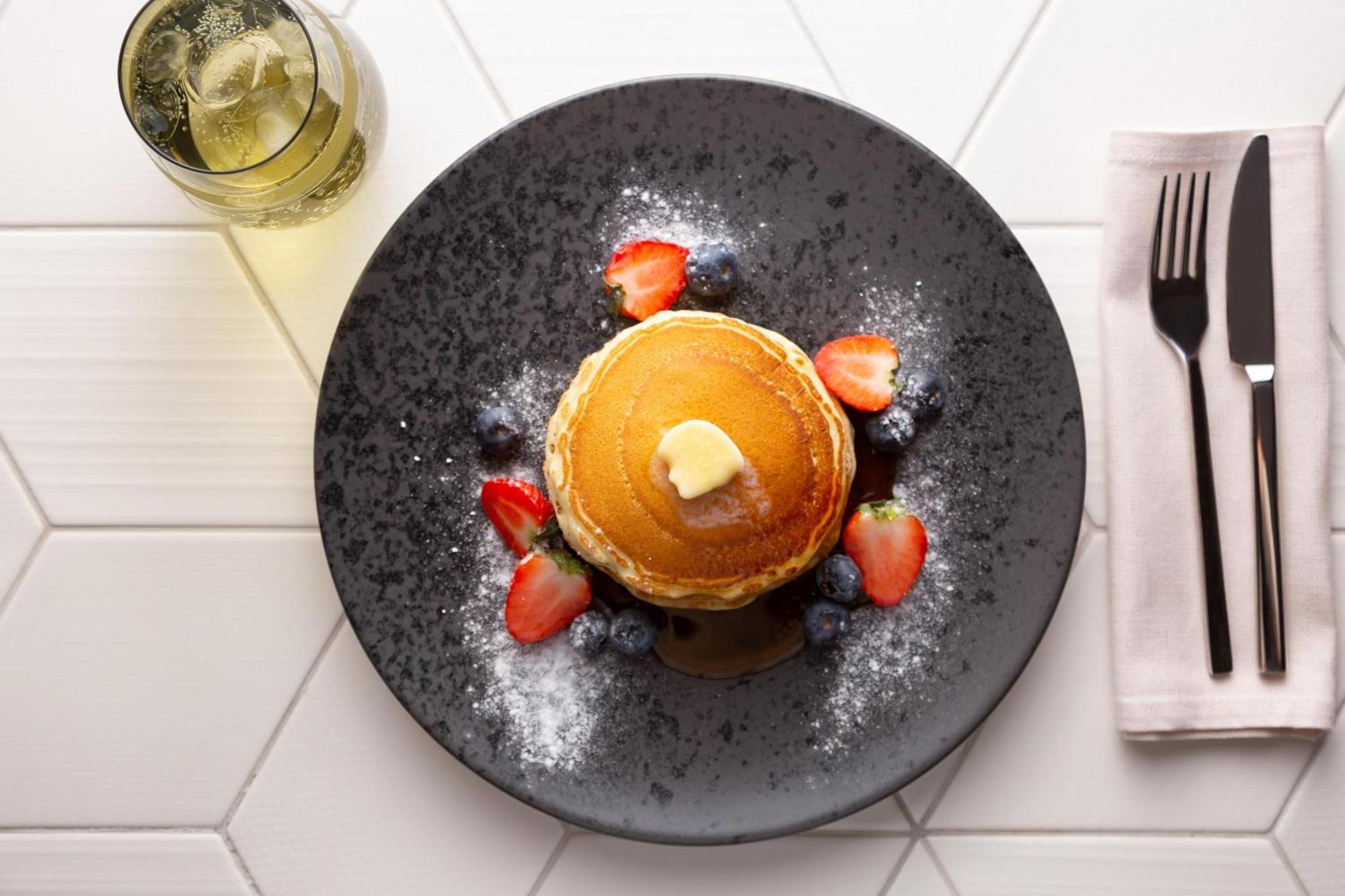 Sheraton Astana Hotel Exterior foto A stack of pancakes with fruit